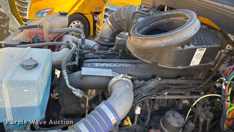 image for item ES5870 2022 Kenworth T680 semi truck