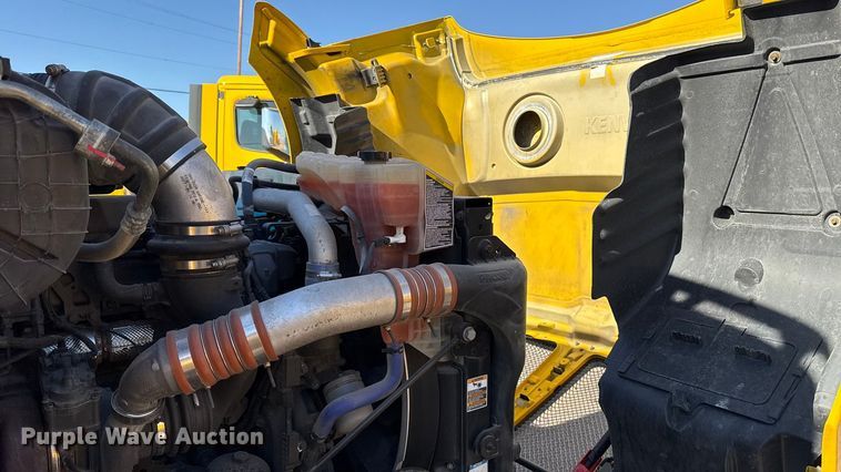 image for item ES5870 2022 Kenworth T680 semi truck