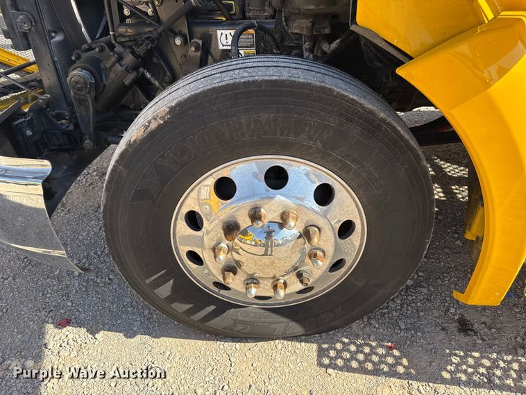 image for item ES5870 2022 Kenworth T680 semi truck