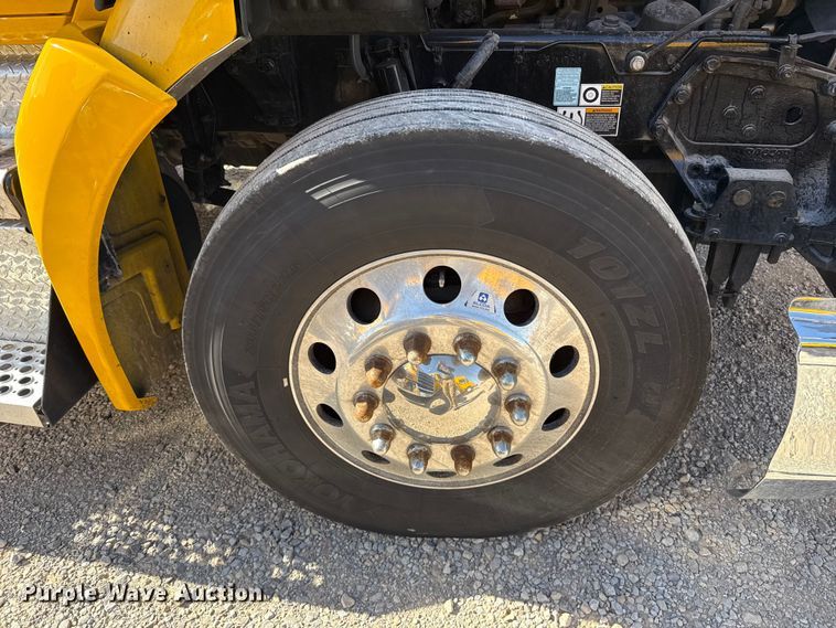 image for item ES5870 2022 Kenworth T680 semi truck