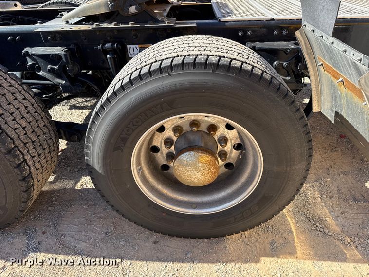 image for item ES5870 2022 Kenworth T680 semi truck