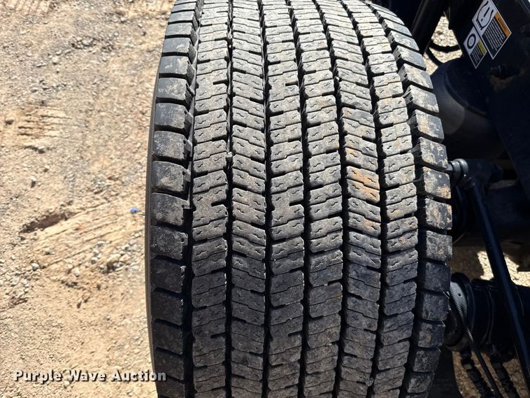 image for item ES5870 2022 Kenworth T680 semi truck