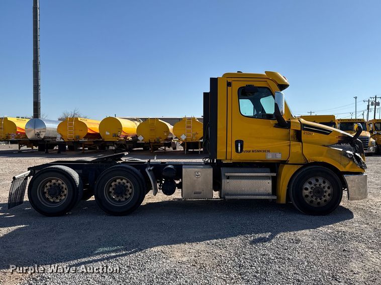 image for item ES5871 2021 Freightliner Cascadia 126 semi truck