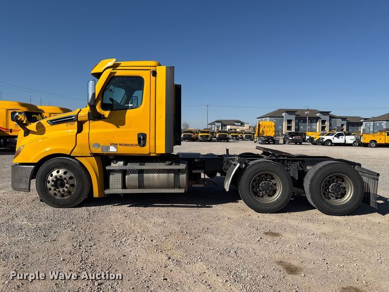 image for item ES5871 2021 Freightliner Cascadia 126 semi truck