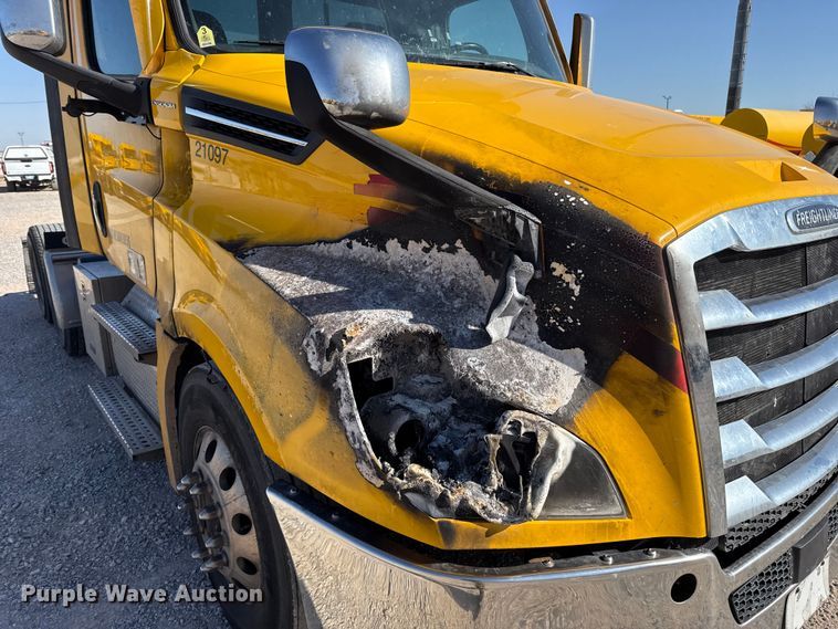 image for item ES5871 2021 Freightliner Cascadia 126 semi truck