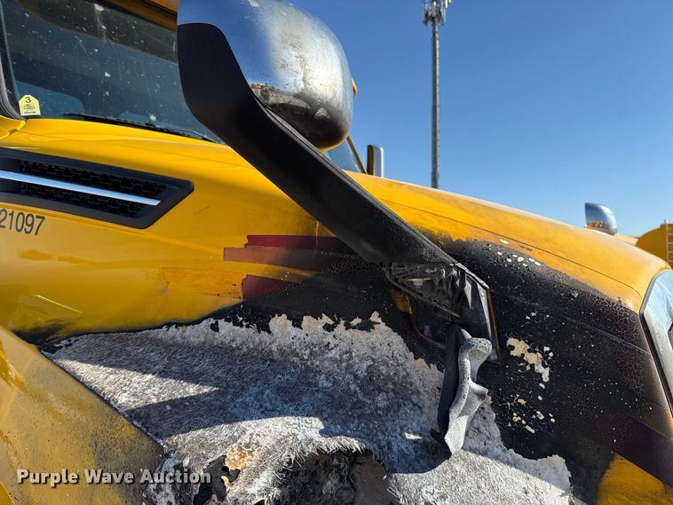 image for item ES5871 2021 Freightliner Cascadia 126 semi truck