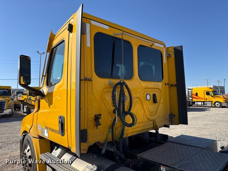 image for item ES5871 2021 Freightliner Cascadia 126 semi truck