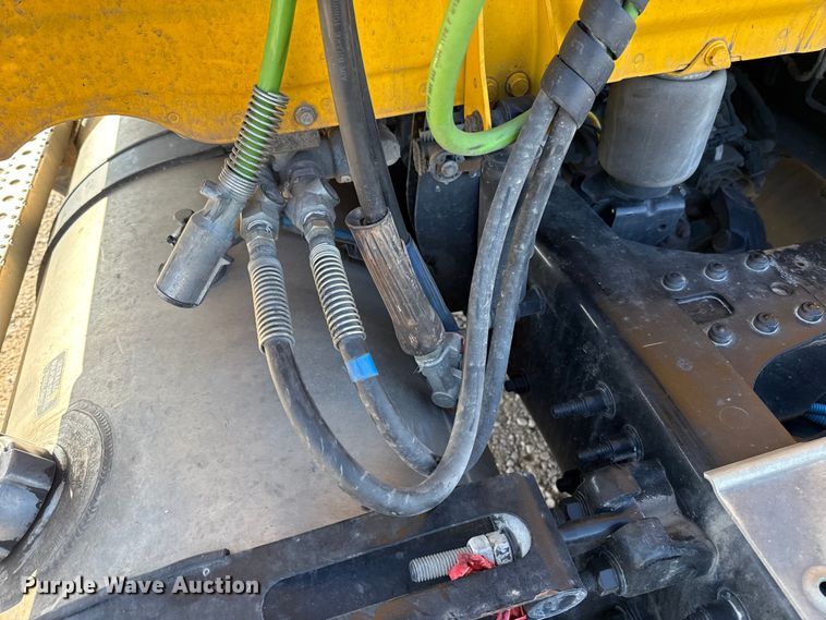 image for item ES5871 2021 Freightliner Cascadia 126 semi truck