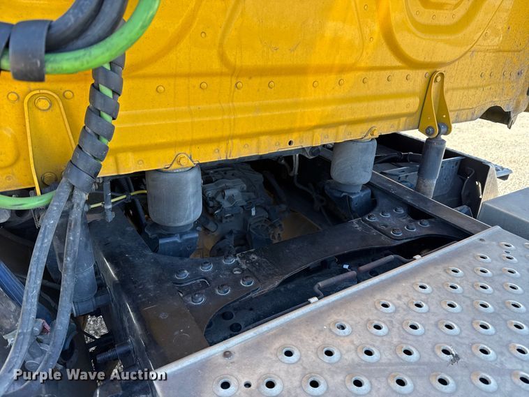 image for item ES5871 2021 Freightliner Cascadia 126 semi truck