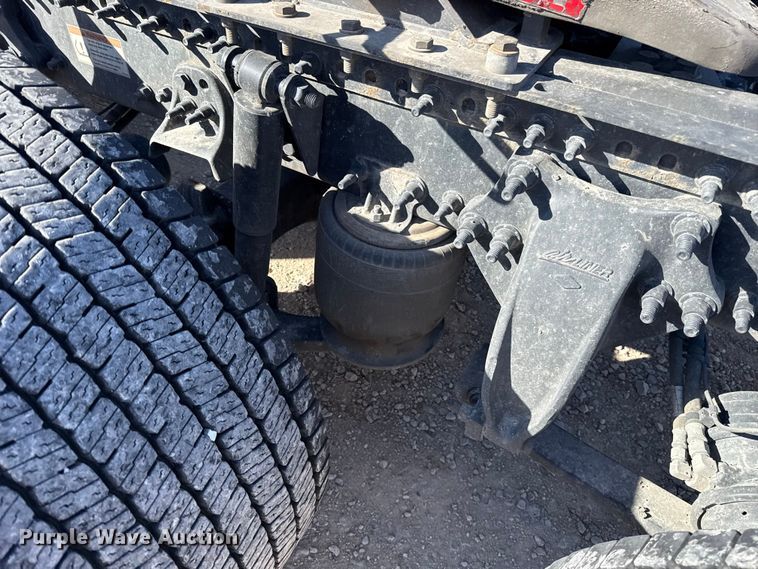 image for item ES5871 2021 Freightliner Cascadia 126 semi truck