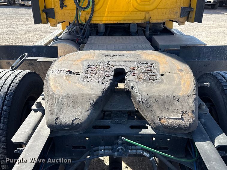 image for item ES5871 2021 Freightliner Cascadia 126 semi truck