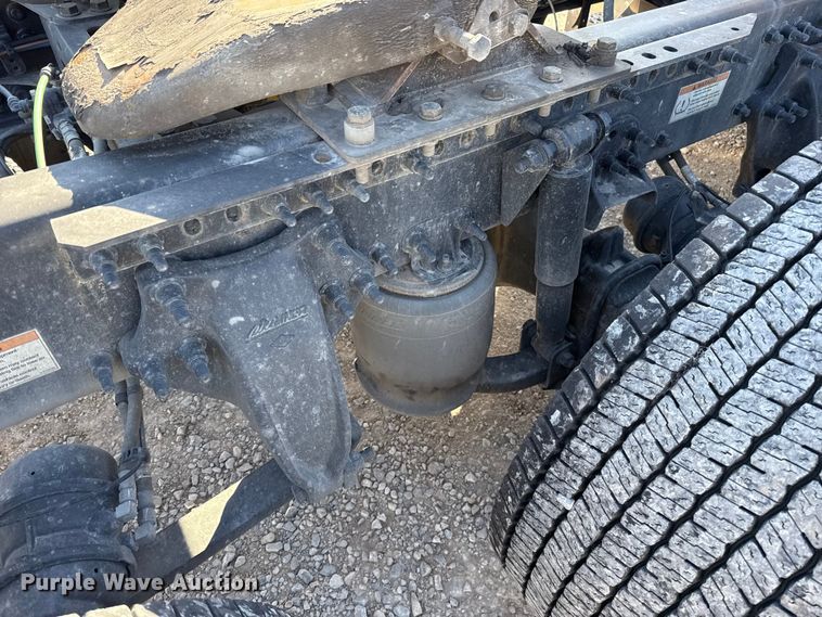 image for item ES5871 2021 Freightliner Cascadia 126 semi truck