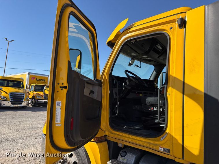 image for item ES5871 2021 Freightliner Cascadia 126 semi truck