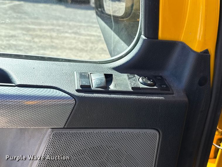 image for item ES5871 2021 Freightliner Cascadia 126 semi truck