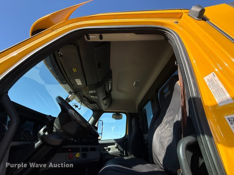 image for item ES5871 2021 Freightliner Cascadia 126 semi truck