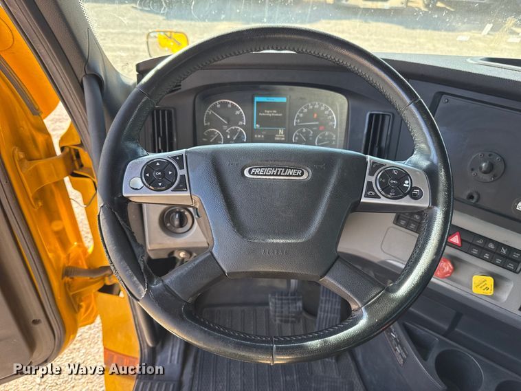 image for item ES5871 2021 Freightliner Cascadia 126 semi truck