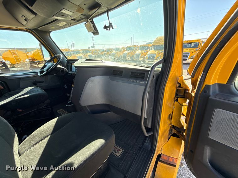 image for item ES5871 2021 Freightliner Cascadia 126 semi truck