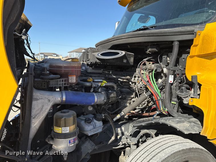 image for item ES5871 2021 Freightliner Cascadia 126 semi truck