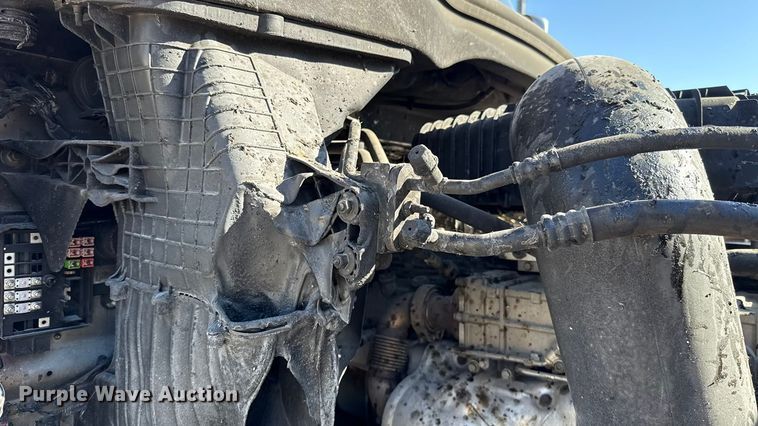 image for item ES5871 2021 Freightliner Cascadia 126 semi truck