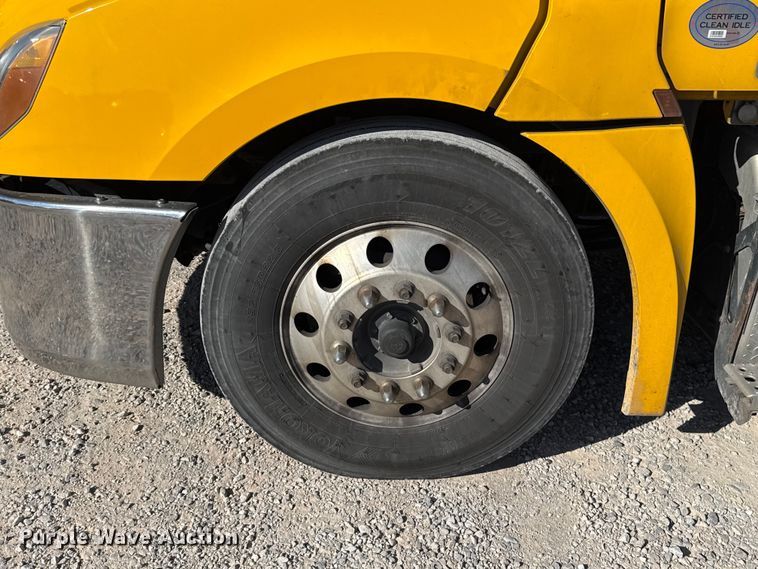 image for item ES5871 2021 Freightliner Cascadia 126 semi truck