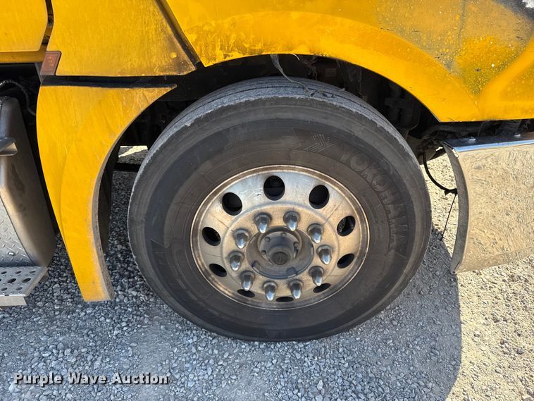 image for item ES5871 2021 Freightliner Cascadia 126 semi truck