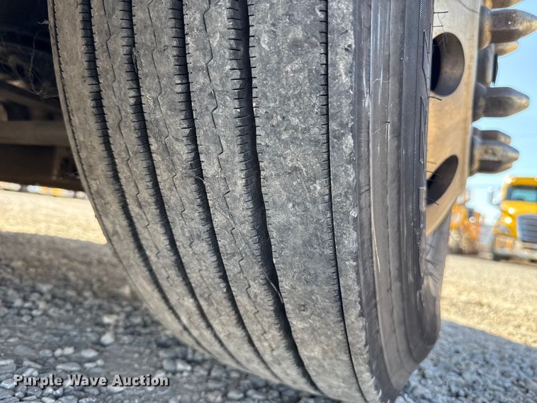 image for item ES5871 2021 Freightliner Cascadia 126 semi truck