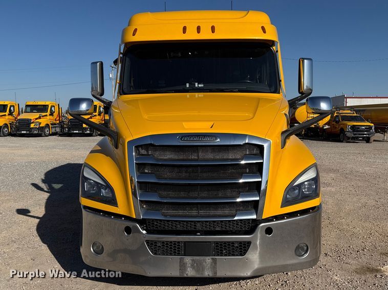image for item ES5874 2021 Freightliner Cascadia 126 semi truck