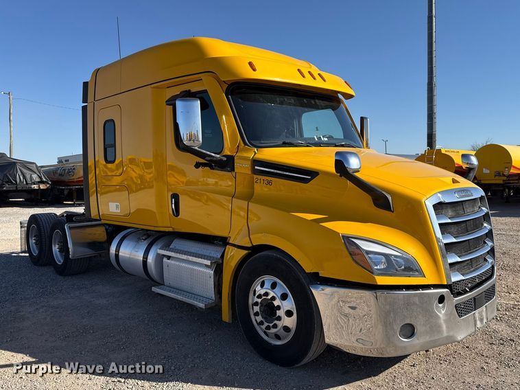 image for item ES5874 2021 Freightliner Cascadia 126 semi truck