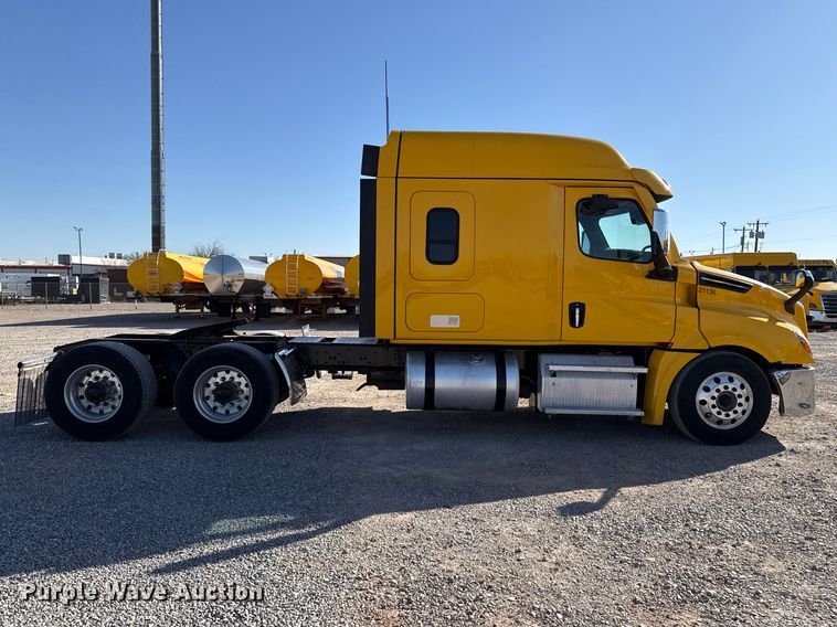 image for item ES5874 2021 Freightliner Cascadia 126 semi truck