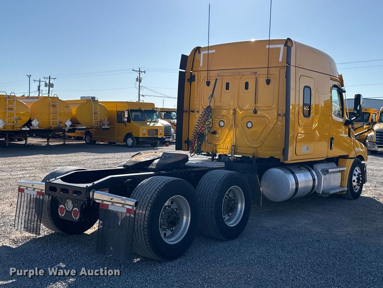 image for item ES5874 2021 Freightliner Cascadia 126 semi truck