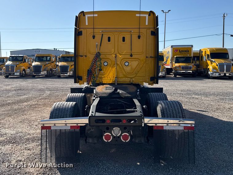 image for item ES5874 2021 Freightliner Cascadia 126 semi truck