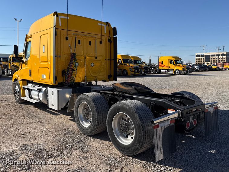 image for item ES5874 2021 Freightliner Cascadia 126 semi truck