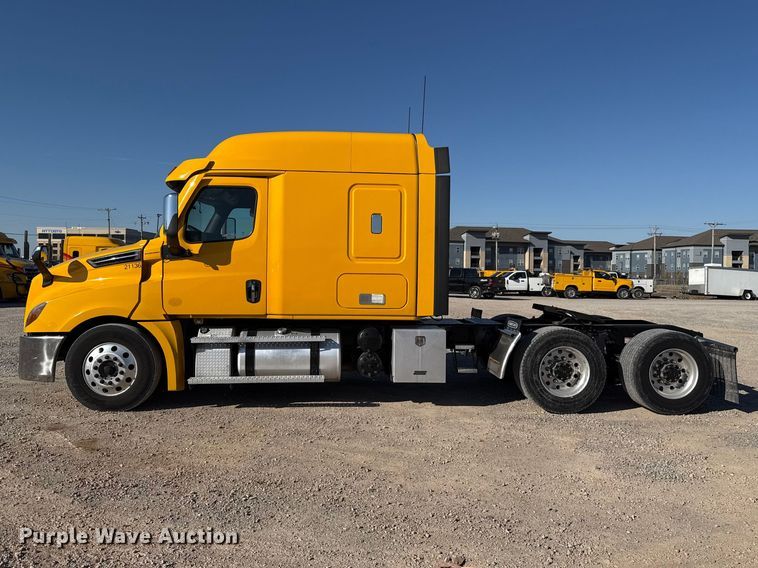image for item ES5874 2021 Freightliner Cascadia 126 semi truck