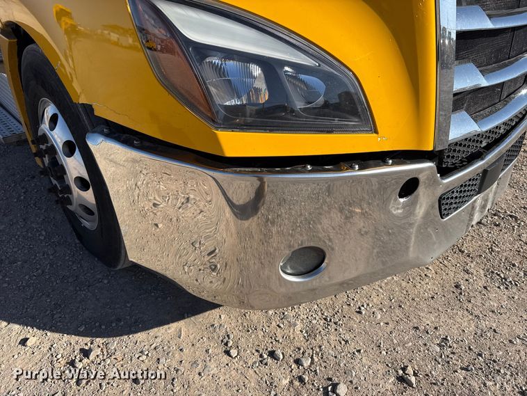 image for item ES5874 2021 Freightliner Cascadia 126 semi truck