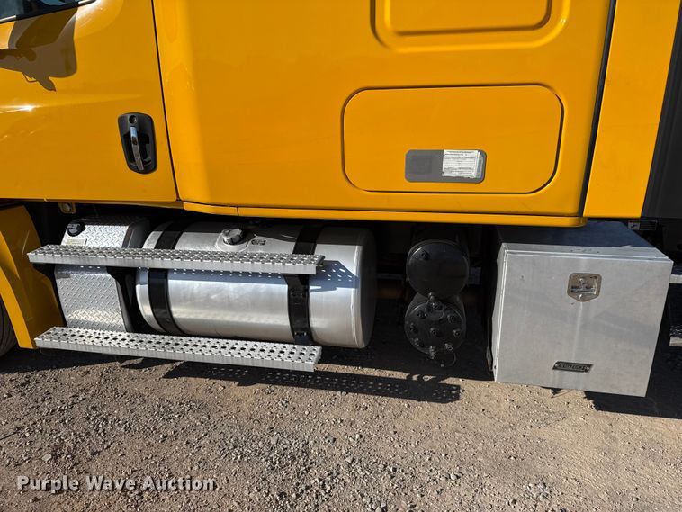 image for item ES5874 2021 Freightliner Cascadia 126 semi truck