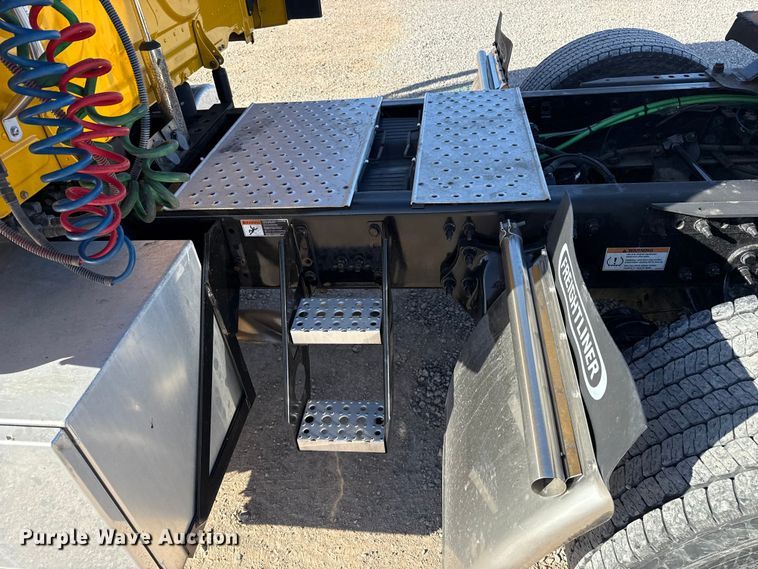 image for item ES5874 2021 Freightliner Cascadia 126 semi truck