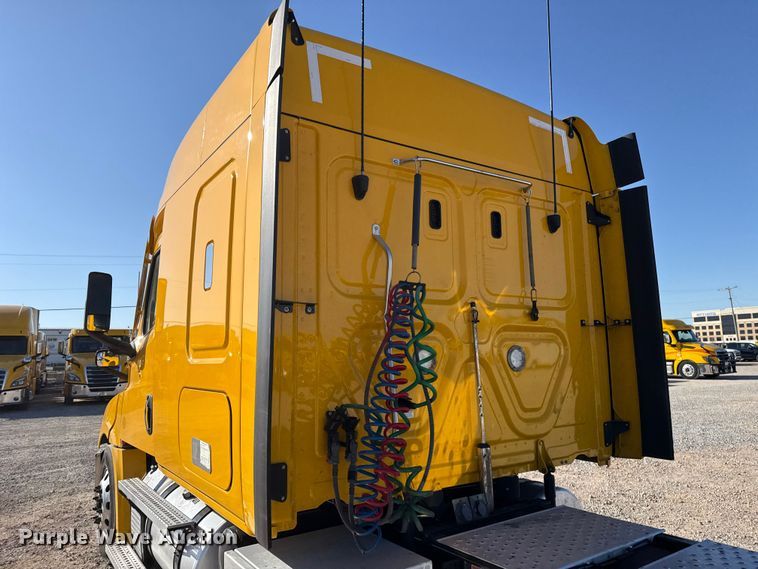 image for item ES5874 2021 Freightliner Cascadia 126 semi truck