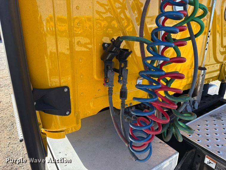 image for item ES5874 2021 Freightliner Cascadia 126 semi truck