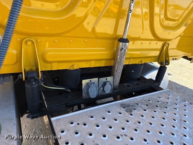 image for item ES5874 2021 Freightliner Cascadia 126 semi truck