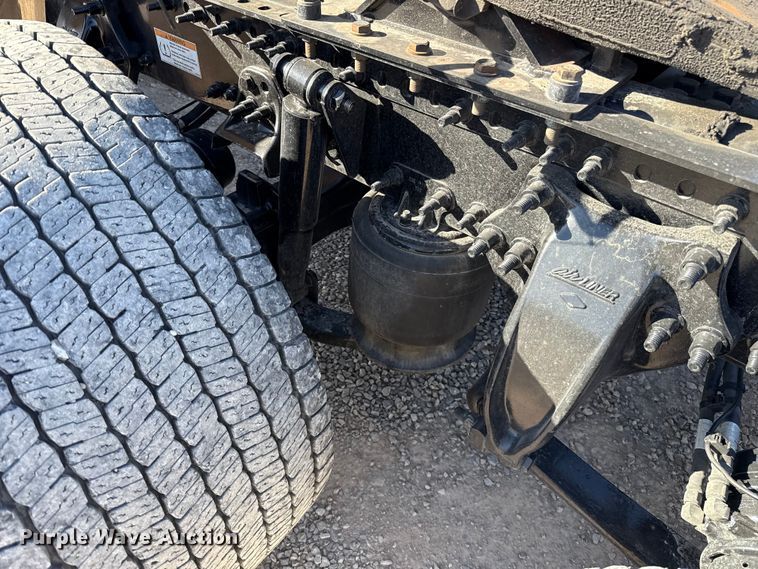 image for item ES5874 2021 Freightliner Cascadia 126 semi truck