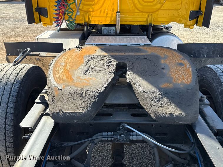 image for item ES5874 2021 Freightliner Cascadia 126 semi truck