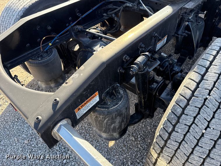 image for item ES5874 2021 Freightliner Cascadia 126 semi truck