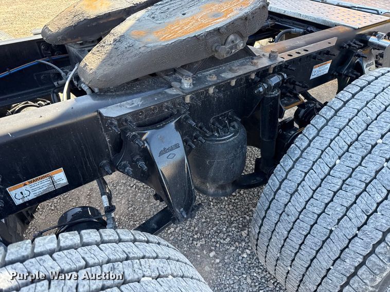 image for item ES5874 2021 Freightliner Cascadia 126 semi truck