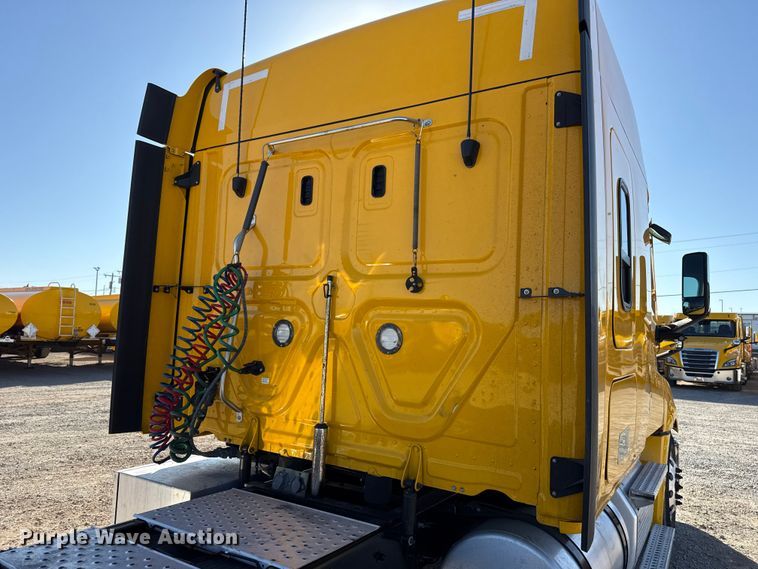 image for item ES5874 2021 Freightliner Cascadia 126 semi truck