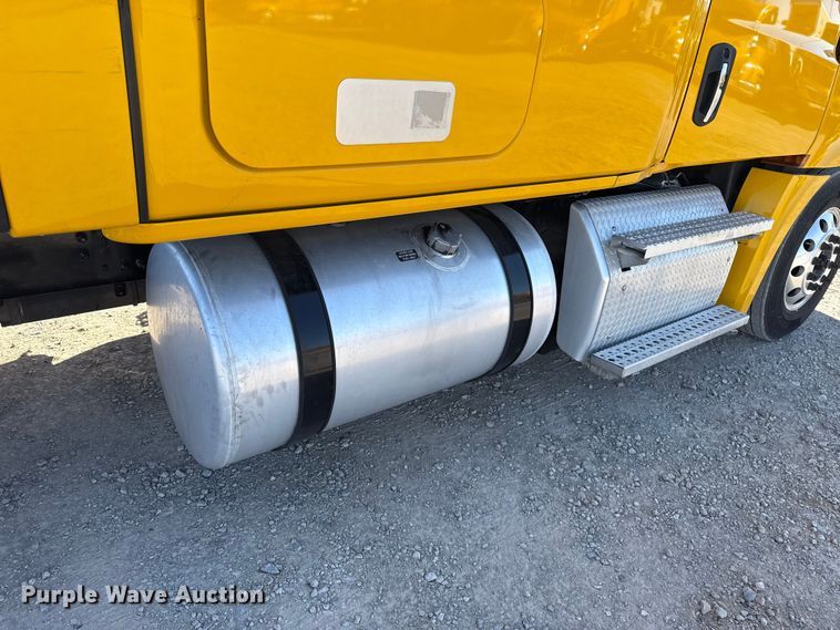 image for item ES5874 2021 Freightliner Cascadia 126 semi truck