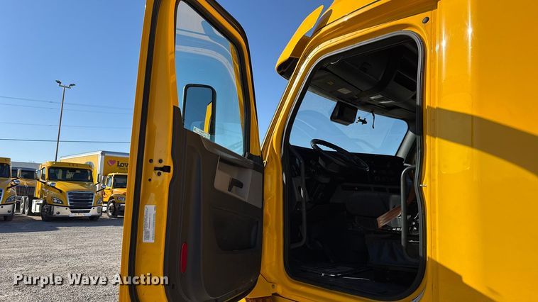 image for item ES5874 2021 Freightliner Cascadia 126 semi truck