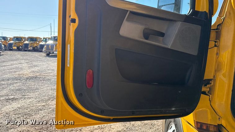 image for item ES5874 2021 Freightliner Cascadia 126 semi truck