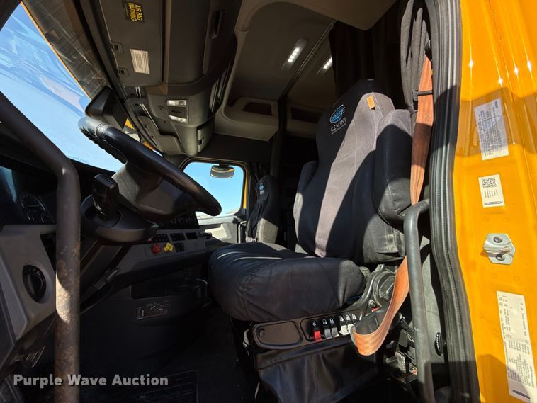 image for item ES5874 2021 Freightliner Cascadia 126 semi truck