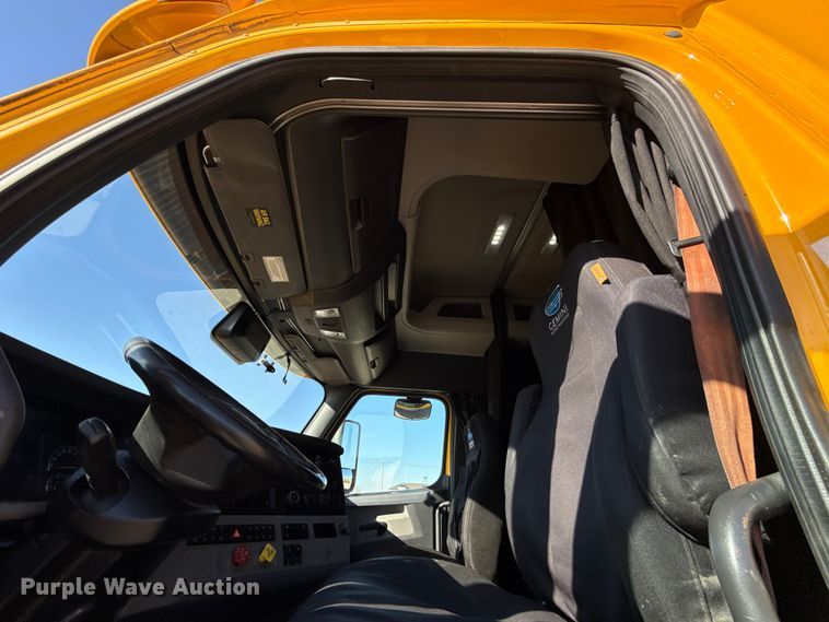 image for item ES5874 2021 Freightliner Cascadia 126 semi truck