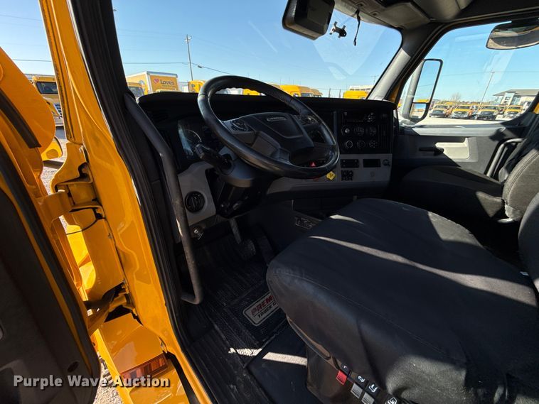 image for item ES5874 2021 Freightliner Cascadia 126 semi truck